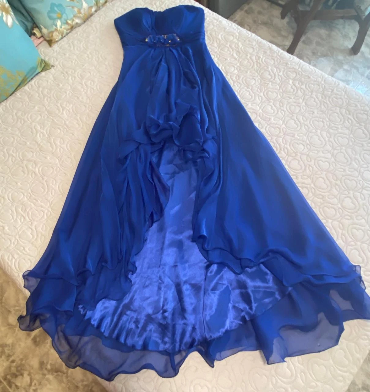 Romántico vestido de fiesta azul rey, corte "Hi-Lo" con pedrería.